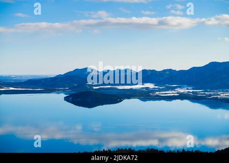 Vue sur le lac de Kussharo en hiver depuis l'observatoire du col de Bihoro, Hokkaido, Japon Banque D'Images