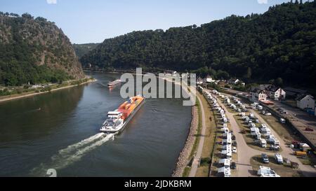 Saint Goar, Allemagne. 18th juin 2022. Des caravanes se tiennent à proximité sur le camping, qui est situé en face du rocher de Loreley. (À dpa: De nombreux châteaux et vignobles - 20 ans patrimoine mondial haute moyenne vallée du Rhin). Crédit : Thomas Frey/dpa/Alay Live News Banque D'Images