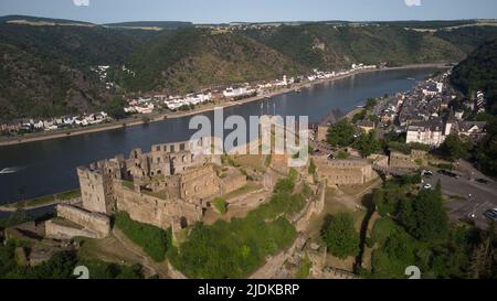 Saint Goar, Allemagne. 18th juin 2022. Les ruines du château de Rheinfels se trouvent au-dessus de la vallée du Rhin, près de Saint Goar. (À dpa '20 ans de patrimoine mondial - la vallée du Rhin booms et luttes avec les problèmes') Credit: Thomas Frey/dpa/Alay Live News Banque D'Images