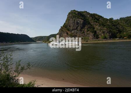 Saint Goar, Allemagne. 18th juin 2022. Le bateau à aubes « Goethe » passe devant le rocher Loreley près de St. Goar. (À dpa: De nombreux châteaux et vignobles - 20 ans patrimoine mondial haute moyenne vallée du Rhin). Crédit : Thomas Frey/dpa/Alay Live News Banque D'Images