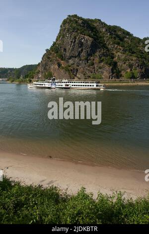 Saint Goar, Allemagne. 18th juin 2022. Le bateau à aubes « Goethe » passe devant le rocher Loreley près de St. Goar. (À dpa: De nombreux châteaux et vignobles - 20 ans patrimoine mondial haute moyenne vallée du Rhin). Crédit : Thomas Frey/dpa/Alay Live News Banque D'Images