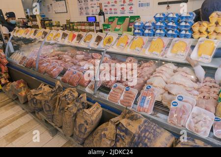 Buenos Aires, Argentine. 21st juin 2022. L'Institut national de statistique et de recensements (INDEC) a publié l'évaluation mensuelle du panier alimentaire de base et du panier alimentaire total pour le mois de mai. L'évaluation par rapport au mois précédent est de 4,6 % pour le panier de base et le panier de base total. L'évaluation interannuelle par rapport au même mois de l'année précédente est de 63,3 % pour le panier d'aliments de base et de 54,7 % pour le panier de base total. (Credit image: © Esteban Osorio/Pacific Press via ZUMA Press Wire) Banque D'Images