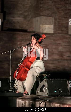 21 juin 2022, Rome, Italie: Venere à Musica 2nd soir au Parc archéologique du Colisée. Dans le Festival de musique 2022 à Rome. 21/06/22- Ana CarlaMaza violoncellista cubana.la première revue de ''Venere in Musica'' organisée avec le Directeur Alfonsina Russo sous la direction artistique de Simone Prattico a eu lieu dans le cadre splendide du Temple de Vénus. Dans le cadre du Festival de musique européen qui a vu cette année sur scène le violoncelliste cubain Ana Carla Maza qui a présenté les sons et les couleurs de l'Amérique latine et le duo de jazz, l'excellence française, Vincent Peirani sur l'accordéon et.EMI Banque D'Images