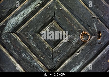 Porte en bois noir d'une église médiévale en pierre de Messukylä Tampere en Finlande Banque D'Images