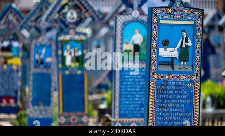 Sapanta, Maramures, Roumanie - 17 juin 2022 : monuments peints en bois bleu dans un cimetière unique au monde. Banque D'Images