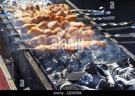 Folk authentique cuisine nationale traditionnelle des peuples de montagne sous forme de chish kebab frit sur un feu ouvert avec des légumes. Banque D'Images