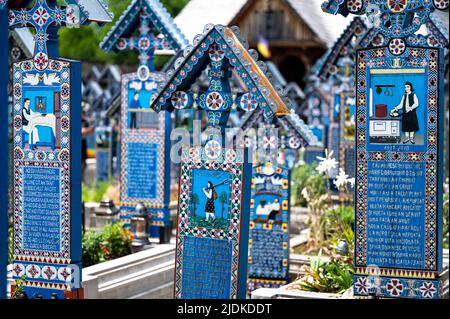 Sapanta, Maramures, Roumanie - 17 juin 2022 : monuments peints en bois bleu dans un cimetière unique au monde. Banque D'Images