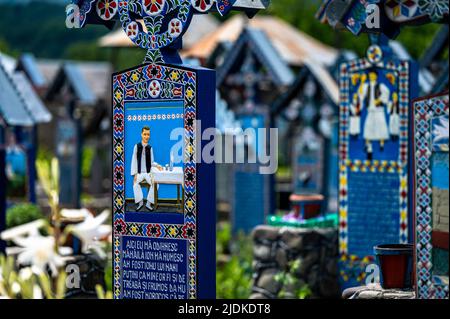 Sapanta, Maramures, Roumanie - 17 juin 2022 : monuments peints en bois bleu dans un cimetière unique au monde. Banque D'Images