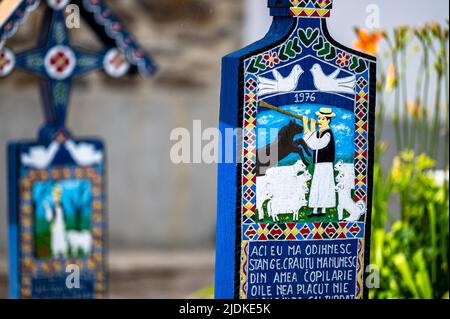 Sapanta, Maramures, Roumanie - 17 juin 2022 : monuments peints en bois bleu dans un cimetière unique au monde. Banque D'Images