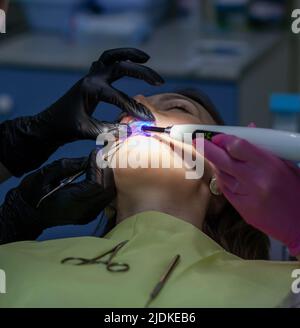 Une femme sur rendez-vous d'un dentiste pour remplacer les arches par bretelles Banque D'Images