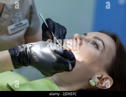 Une femme sur rendez-vous d'un dentiste pour remplacer les arches par bretelles Banque D'Images