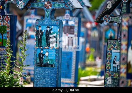 Sapanta, Maramures, Roumanie - 17 juin 2022 : monuments peints en bois bleu dans un cimetière unique au monde. Banque D'Images