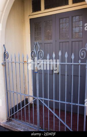 ancienne porte en bois clôturée avec des rambardes en fer toutes peintes en bleu pâle Banque D'Images