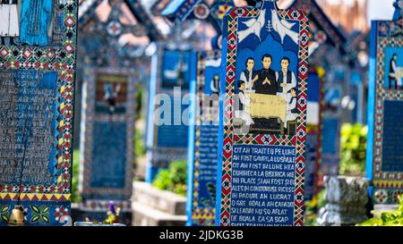 Sapanta, Maramures, Roumanie - 17 juin 2022 : monuments peints en bois bleu dans un cimetière unique au monde. Banque D'Images