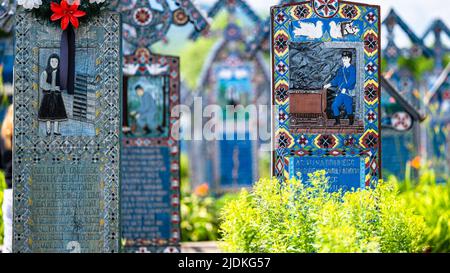 Sapanta, Maramures, Roumanie - 17 juin 2022 : monuments peints en bois bleu dans un cimetière unique au monde. Banque D'Images