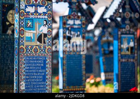 Sapanta, Maramures, Roumanie - 17 juin 2022 : monuments peints en bois bleu dans un cimetière unique au monde. Banque D'Images