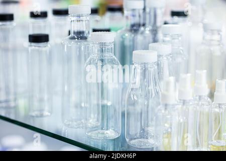 Type et taille du mélange bouchon de flacon en PVC transparent fermé pour l'industrie des conteneurs de liquides. Banque D'Images