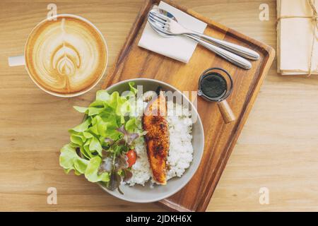 Repas alimentaire sain riz japonais au saumon Teriyaki avec salade de légumes haut menu de vitamines Omega 3. Banque D'Images