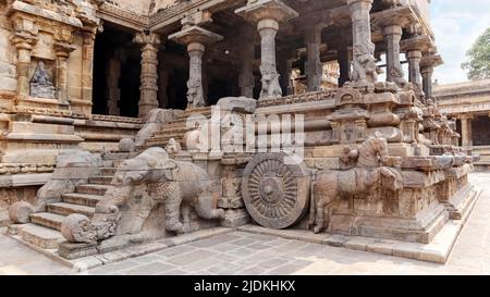 L'éléphant sculpté et le cheval avec char sur les escaliers du temple d'Airavatesvara, Darasuran, Kumbakonam, Tamilnadu, Inde. Banque D'Images