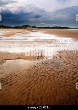 Les mares et le sable ondulations sur la plage près de l'Amblève par la mer Le Northumberland England Banque D'Images