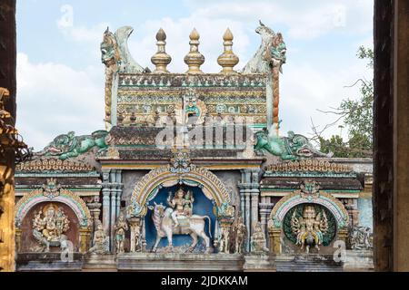 Sculptures de Lord Shiva, Parvati, Lord Ganesha et Kartik sur le temple d'Arulmigu South Kashi Sivan Temple, Tenkasi, Tamilnadu, Inde. Banque D'Images