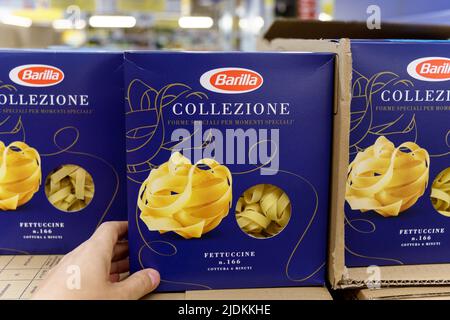 Tyumen, Russia-26 mai 2022: Pasta Barilla collezione sur une étagère de supermarché. Le Barilla IT est le leader mondial de la fabrication de pâtes Banque D'Images