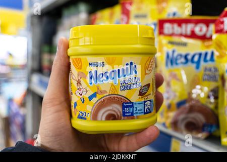 Tyumen, Russie-25 mars 2022: Chocolat NESQUIK. Nequik est la propriété de la société suisse Nestlé. Banque D'Images