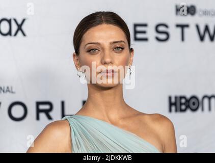 New York, NY - 21 juin 2022: Angela Sarafan portant la robe de Dolce & Gabbana à la saison Westworld 4 par HBO Max première sont Alice Tully Hall Banque D'Images