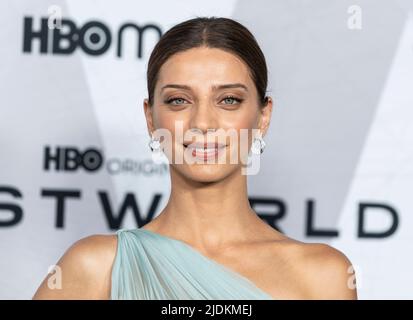 New York, États-Unis. 21st juin 2022. Angela Sarafyan portant une robe de Dolce & Gabbana participe à la Westworld saison 4 par HBO Max première sont Alice Tully Hall à New York sur 21 juin, 022. (Photo de Lev Radin/Sipa USA) crédit: SIPA USA/Alay Live News Banque D'Images