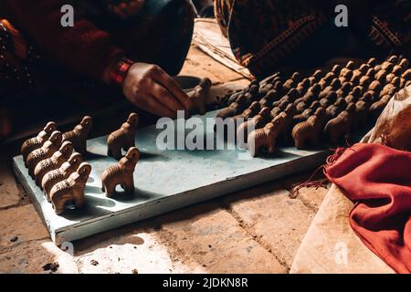 Visite de la céramique de Thimi à Bhaktapur, femmes qui font des petits éléphants Banque D'Images