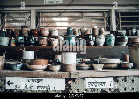 Visite de la céramique de Thimi à Bhaktapur, exemples de tous les dessins réalisés avec des bâtons de mesure Banque D'Images