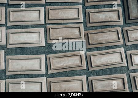 Visite de la céramique de Thimi à Bhaktapur, plaques d'argile séchant au soleil Banque D'Images