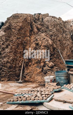 Visite de la céramique de Thimi à Bhaktapur, montage d'argile dans le jardin arrière Banque D'Images