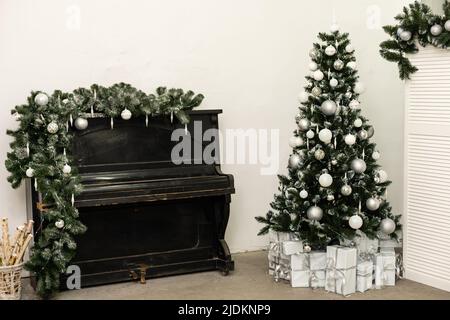 Arbre de Noël et piano sur fond Banque D'Images