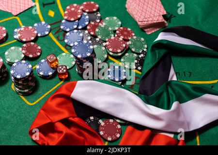 Jetons de poker, drapeau des Émirats arabes Unis sur la table de blackjack Banque D'Images