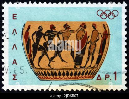 GRÈCE - VERS 1964 : un timbre imprimé en Grèce montre des coureurs sur une amphora, Jeux Olympiques de 18th, Tokyo, vers 1964 Banque D'Images