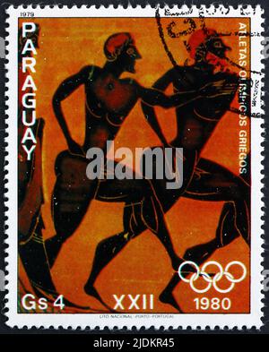 PARAGUAY - VERS 1979: Un timbre imprimé au Paraguay montre deux coureurs, peinture sur vase grec, vers 1979 Banque D'Images