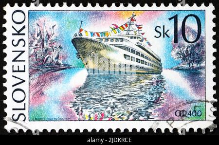 SLOVAQUIE - VERS 1994: Un timbre imprimé en Slovaquie montre un bateau de croisière de 400 passagers, vers 1994 Banque D'Images