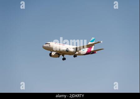 18.06.2022, Berlin, Allemagne, Europe - Un Airbus A319-100 Eurowings s'approche de l'aéroport de Brandebourg de Berlin BER pour atterrir. Banque D'Images