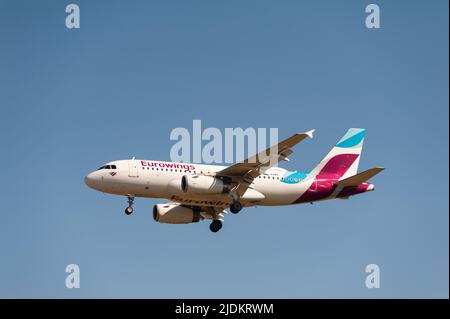 18.06.2022, Berlin, Allemagne, Europe - Un Airbus A319-100 Eurowings s'approche de l'aéroport de Brandebourg de Berlin BER pour atterrir. Banque D'Images