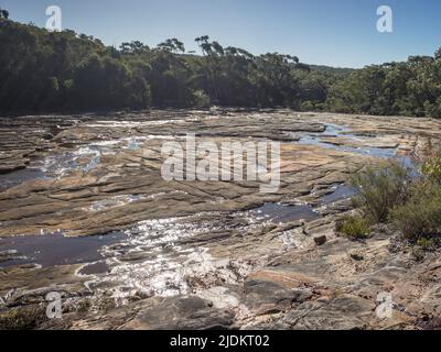 Barre de grès sous le barrage de Coalcliff, Illawarra, Nouvelle-Galles du Sud Banque D'Images