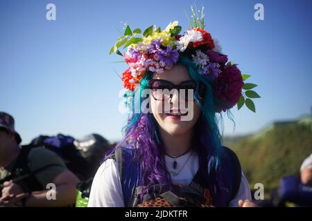 Les gens arrivent le premier jour du festival de Glastonbury à la ferme digne de Somerset. Date de la photo: Mercredi 22 juin 2022. Banque D'Images