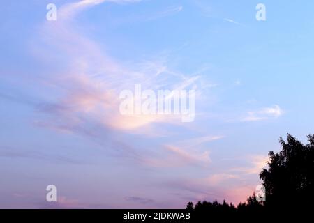 Coucher de soleil romantique ciel jaune et bleu couleurs avec des nuages blancs. La lumière du coucher de soleil colore les nuages en rouge, bleu, rose et violet. Banque D'Images