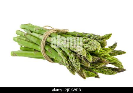 Bouquet d'asperges vertes isolées sur fond blanc avec passe-cheveux. Banque D'Images