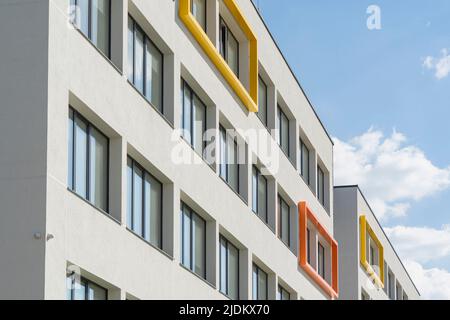 Fragment de façade extérieure de bâtiment moderne avec fond bleu ciel Banque D'Images