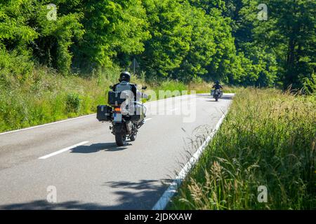 Deux motocyclistes sur une route de campagne photographiés dans la forêt du Palatinat, en Allemagne Banque D'Images