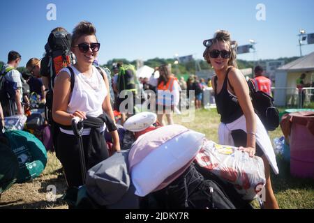 Les gens arrivent le premier jour du festival de Glastonbury à la ferme digne de Somerset. Date de la photo: Mercredi 22 juin 2022. Banque D'Images