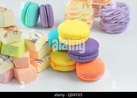 Divers desserts : macarons, guimauves et zéphans, gros plan. Desserts sucrés traditionnels colorés pour les vacances. Banque D'Images