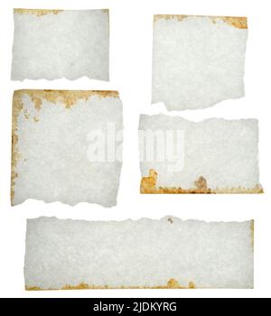 Morceaux de papier déchirés ou déchirés isolés sur fond blanc Banque D'Images