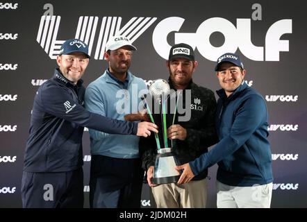 Photo du dossier datée du 11-06-2022 de (de gauche à droite) Branden Grace en Afrique du Sud; Charl Schwartzel en Afrique du Sud; capitaine, Louis Oosthuizen en Afrique du Sud et Hennie du Plessis de Team Stinger GC en Afrique du Sud, avec le trophée équipe de golf Invitational de LIV. Les joueurs qui se sont inscrits à la série de golf Breakaway LIV seront toujours autorisés à prendre leur place lors de l'Open du mois prochain, a annoncé la R&A. Date de la photo: Samedi 11 juin 2022. Date de publication : mercredi 22 juin 2022. Banque D'Images